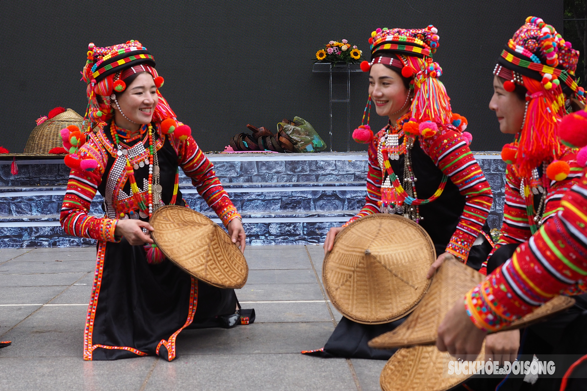 Bản hòa tấu sắc màu trong trang phục của phụ nữ Hà Nhì Hoa ở Lai Châu - Ảnh 7.