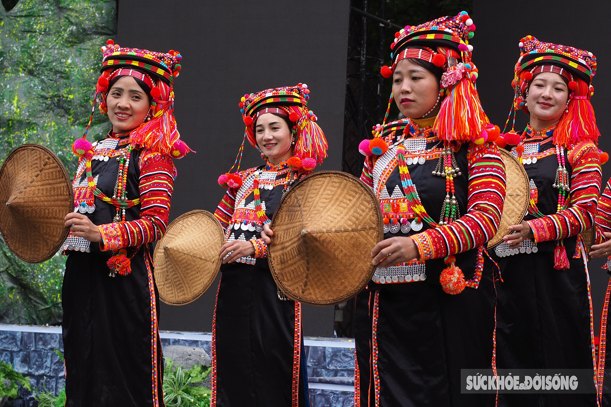 Bản hòa tấu sắc màu trong trang phục của phụ nữ Hà Nhì Hoa ở Lai Châu - Ảnh 10.