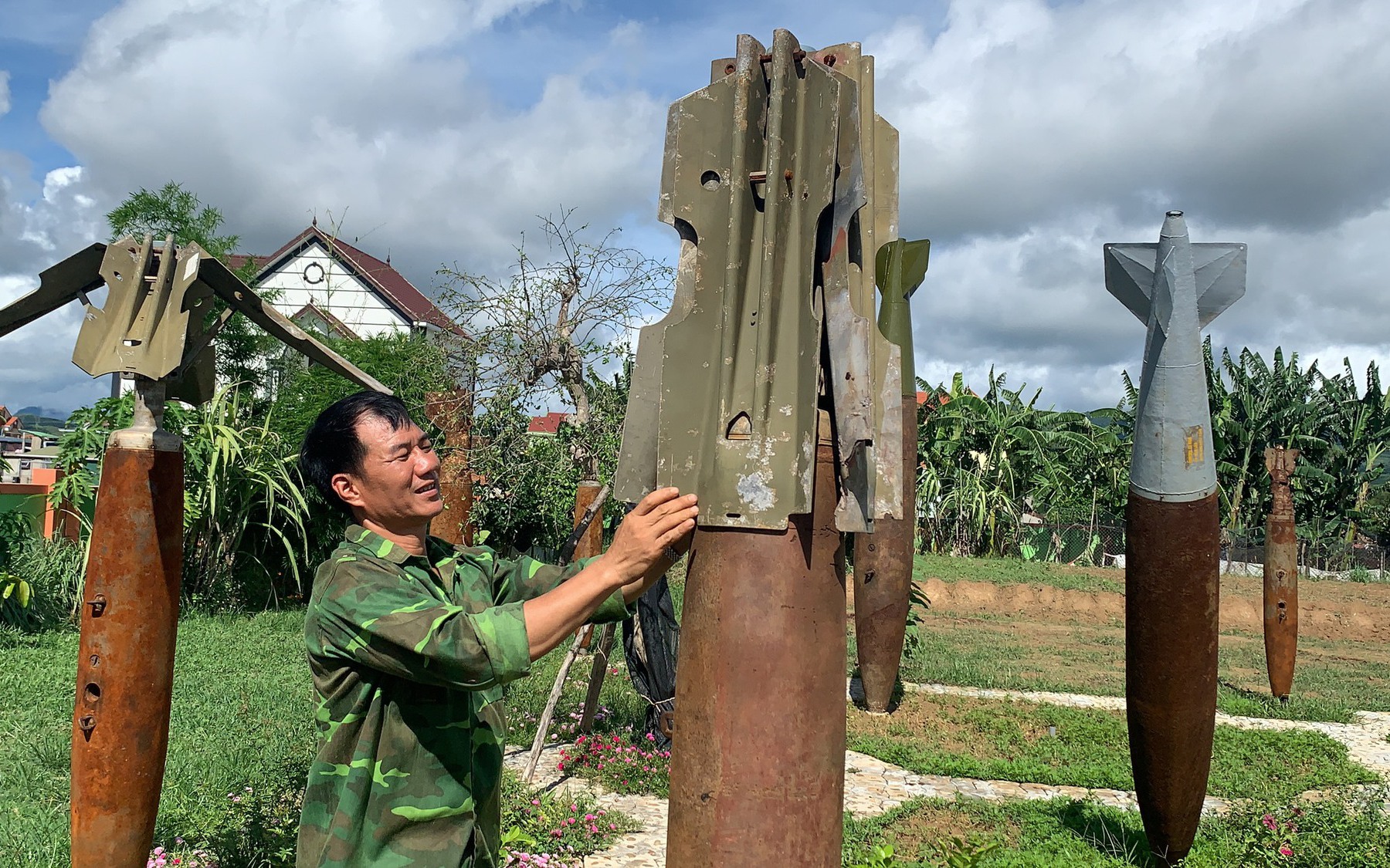 Khu vườn toàn kỷ vật chiến tranh của một cựu binh