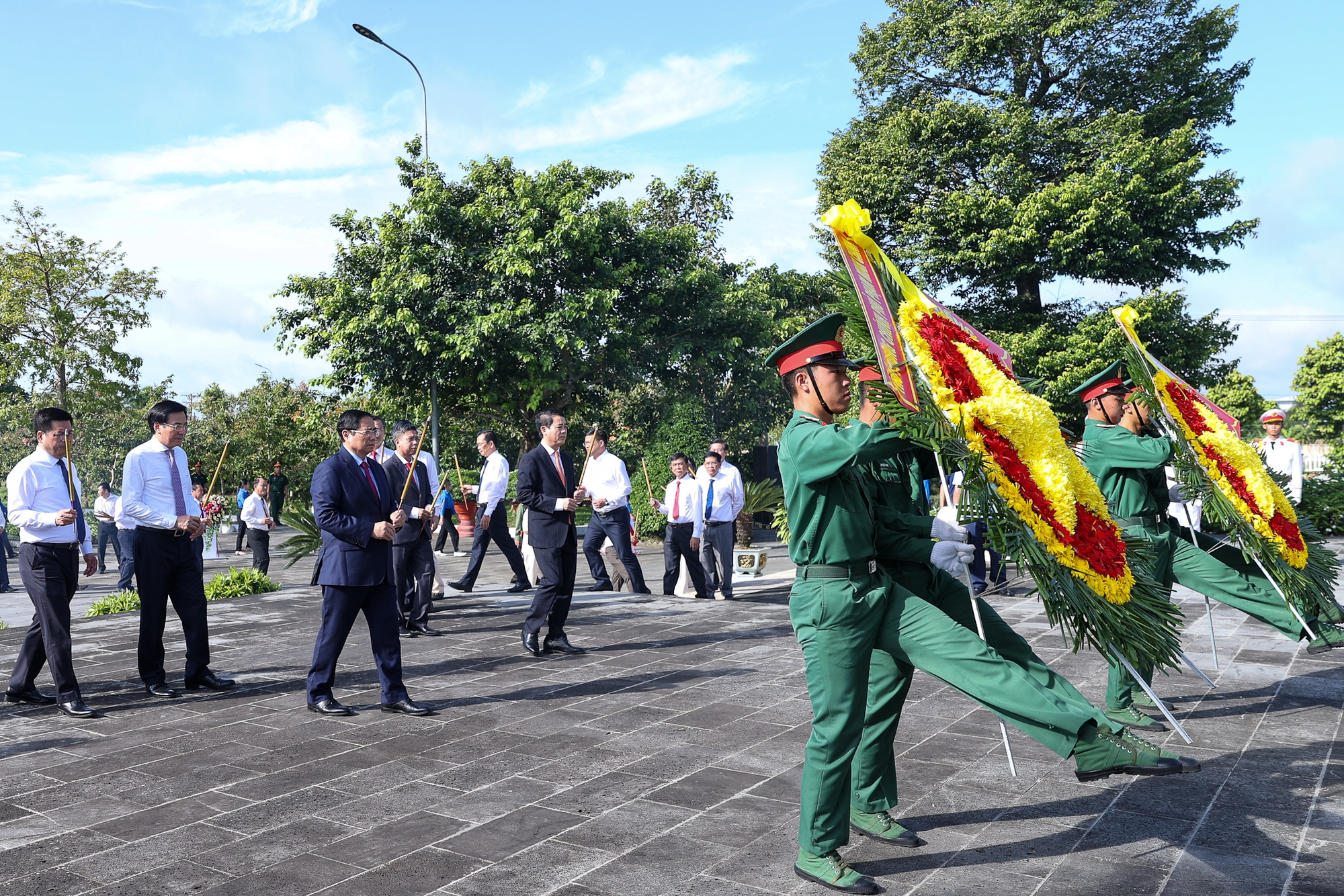 Thủ tướng dâng hương tưởng niệm các anh hùng, liệt sĩ - Ảnh 5.