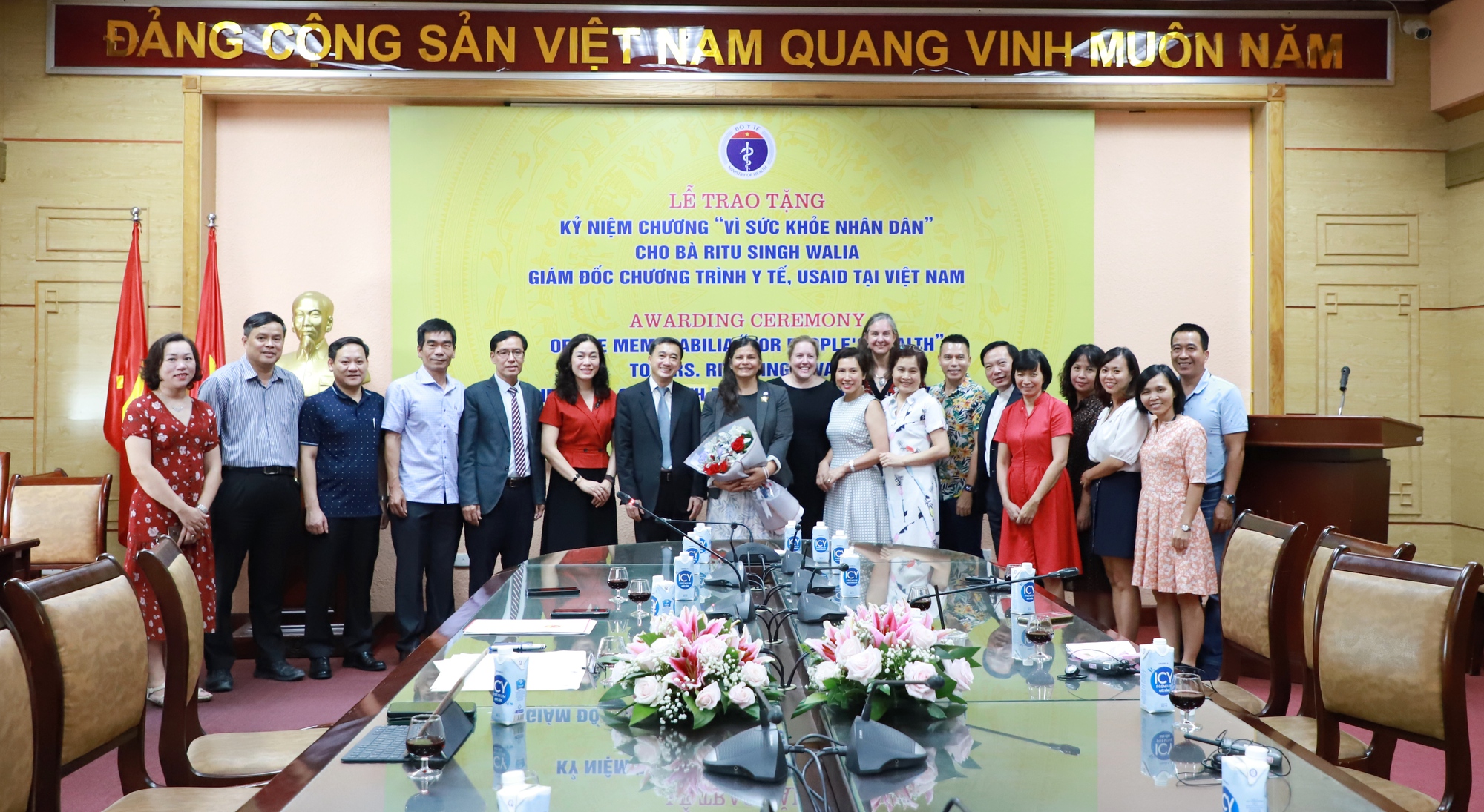 Trao Kỷ niệm chương &quot;Vì sức khỏe nhân dân&quot; cho Giám đốc Chương trình y tế, Cơ quan Phát triển Quốc tế Hoa Kỳ tại Việt Nam - Ảnh 2.