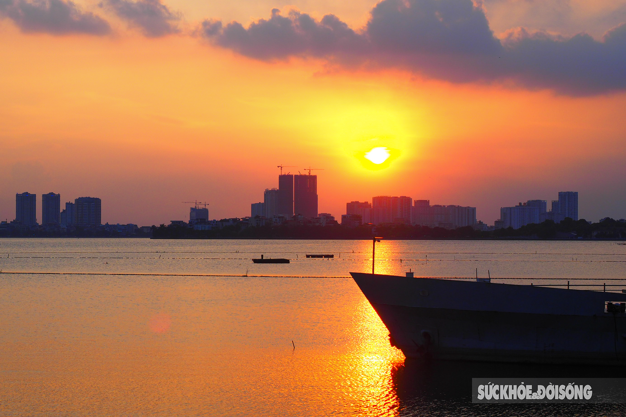 Giới trẻ nô nức ngắm hoàng hôn cực “chill” giữa lòng Hồ Tây - Ảnh 12. Giới trẻ nô nức ngắm hoàng hôn cực “chill” giữa lòng Hồ Tây - Ảnh 12.