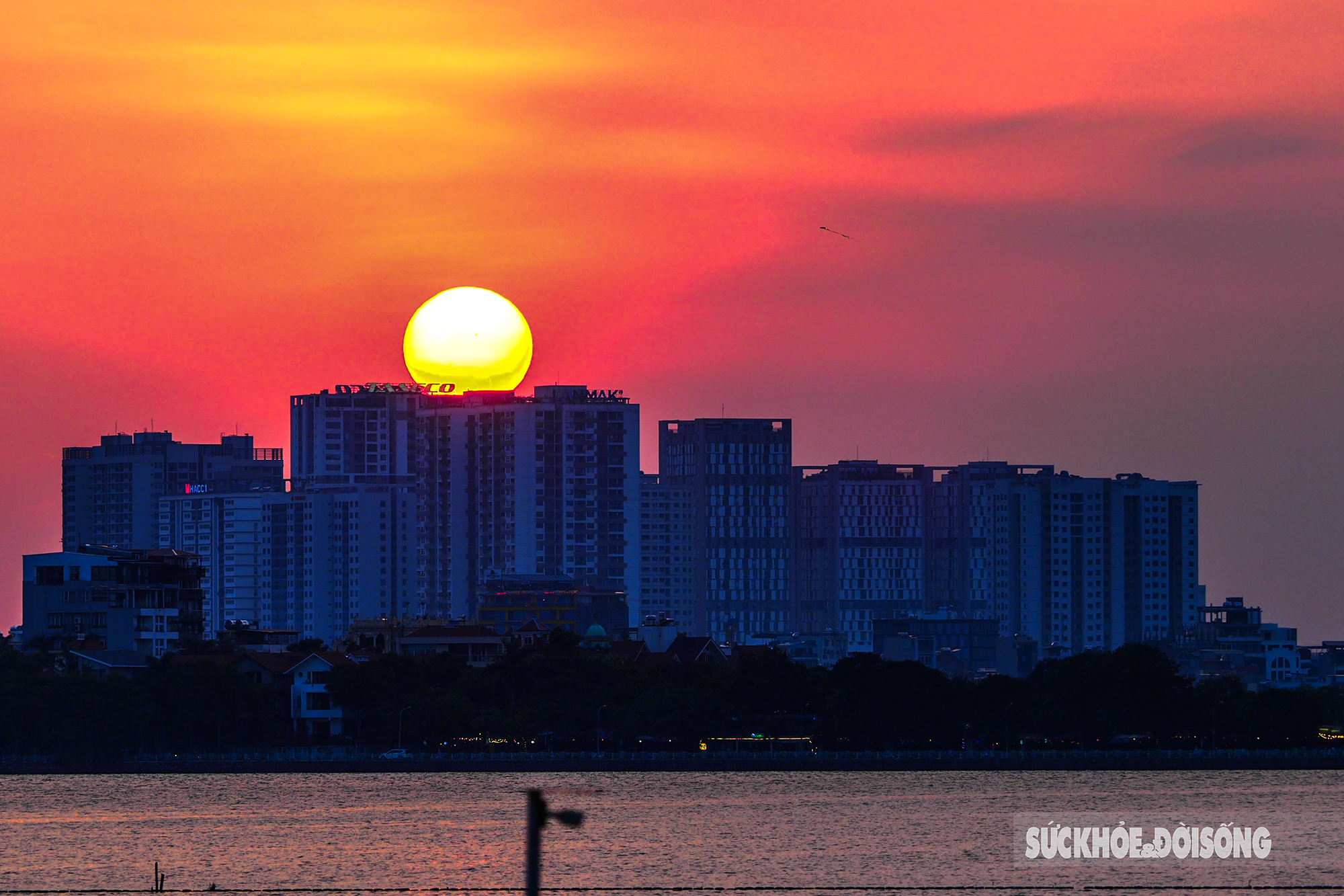 Giới trẻ nô nức ngắm hoàng hôn cực “chill” giữa lòng Hồ Tây - Ảnh 10. Giới trẻ nô nức ngắm hoàng hôn cực “chill” giữa lòng Hồ Tây - Ảnh 10.