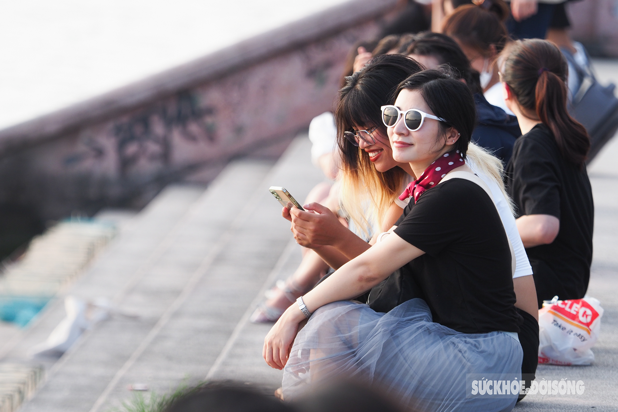 Giới trẻ nô nức ngắm hoàng hôn cực “chill” giữa lòng Hồ Tây - Ảnh 2. Giới trẻ nô nức ngắm hoàng hôn cực “chill” giữa lòng Hồ Tây - Ảnh 2.