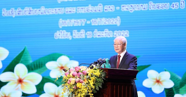 'Tình nghĩa Việt-Lào sáng hơn trăng rằm, thơm hơn đóa hoa nào thơm nhất'