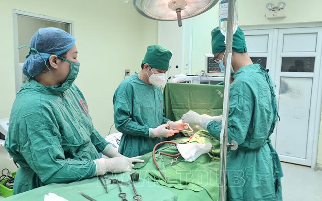 Kích hoạt báo động đỏ cứu sống bé 17 tháng bị mảnh vỡ chậu rửa tay đâm xuyên bụng