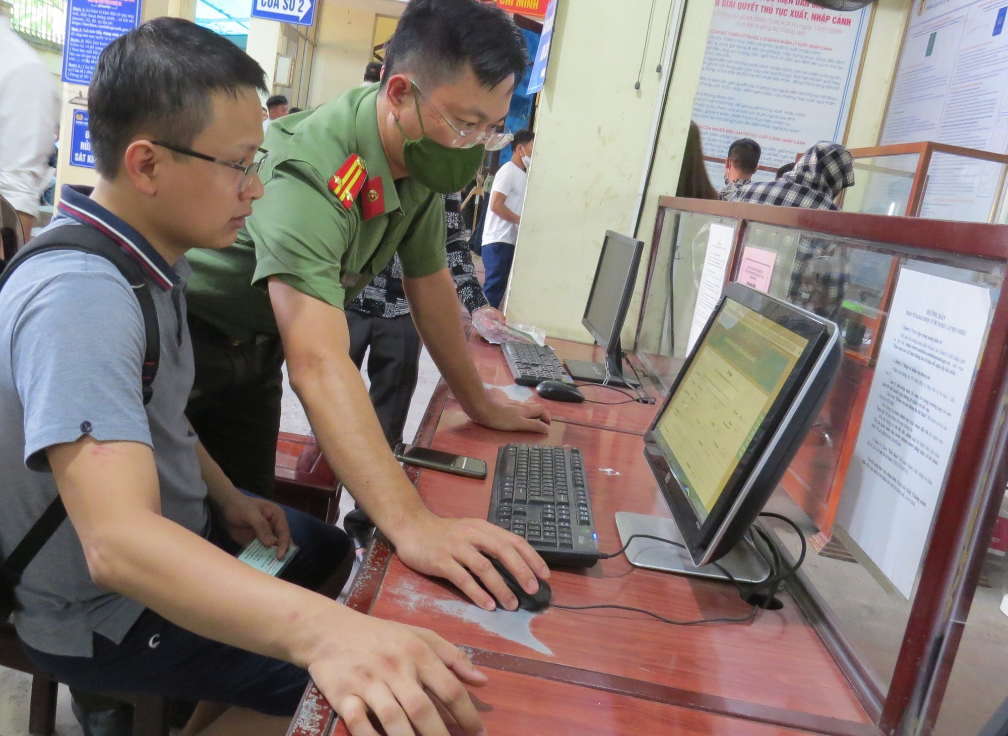 Người dân xứ Nghệ ùn ùn đội nắng đi làm hộ chiếu - Ảnh 2.