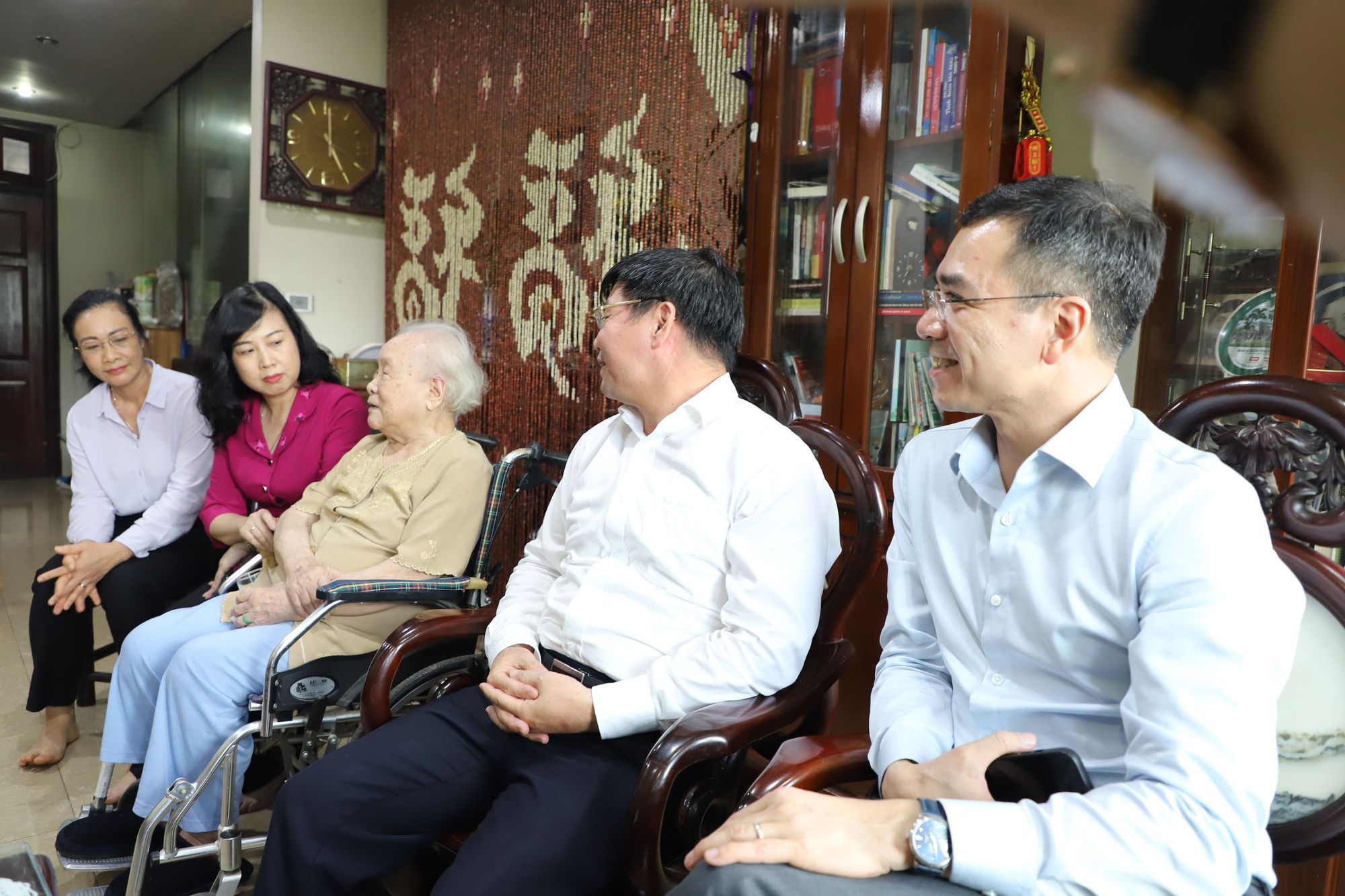 Quyền Bộ trưởng Bộ Y tế Đào Hồng Lan thăm gia đình Liệt sĩ, bác sĩ Đặng Thùy Trâm - Ảnh 4.