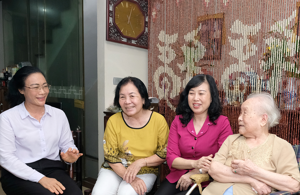 Quyền Bộ trưởng Bộ Y tế Đào Hồng Lan thăm gia đình Liệt sĩ, bác sĩ Đặng Thùy Trâm - Ảnh 3.