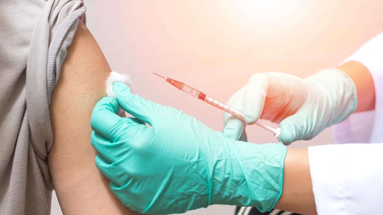 Tiêm vaccine tăng cường để đối phó với biến thể phụ BA.5 - Ảnh 1.