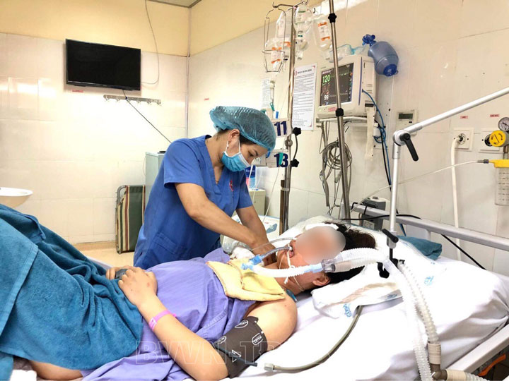 Bệnh nhân đã qua cơn nguy kịch, được chăm sóc tại khoa Hồi sức tích cực Nội.