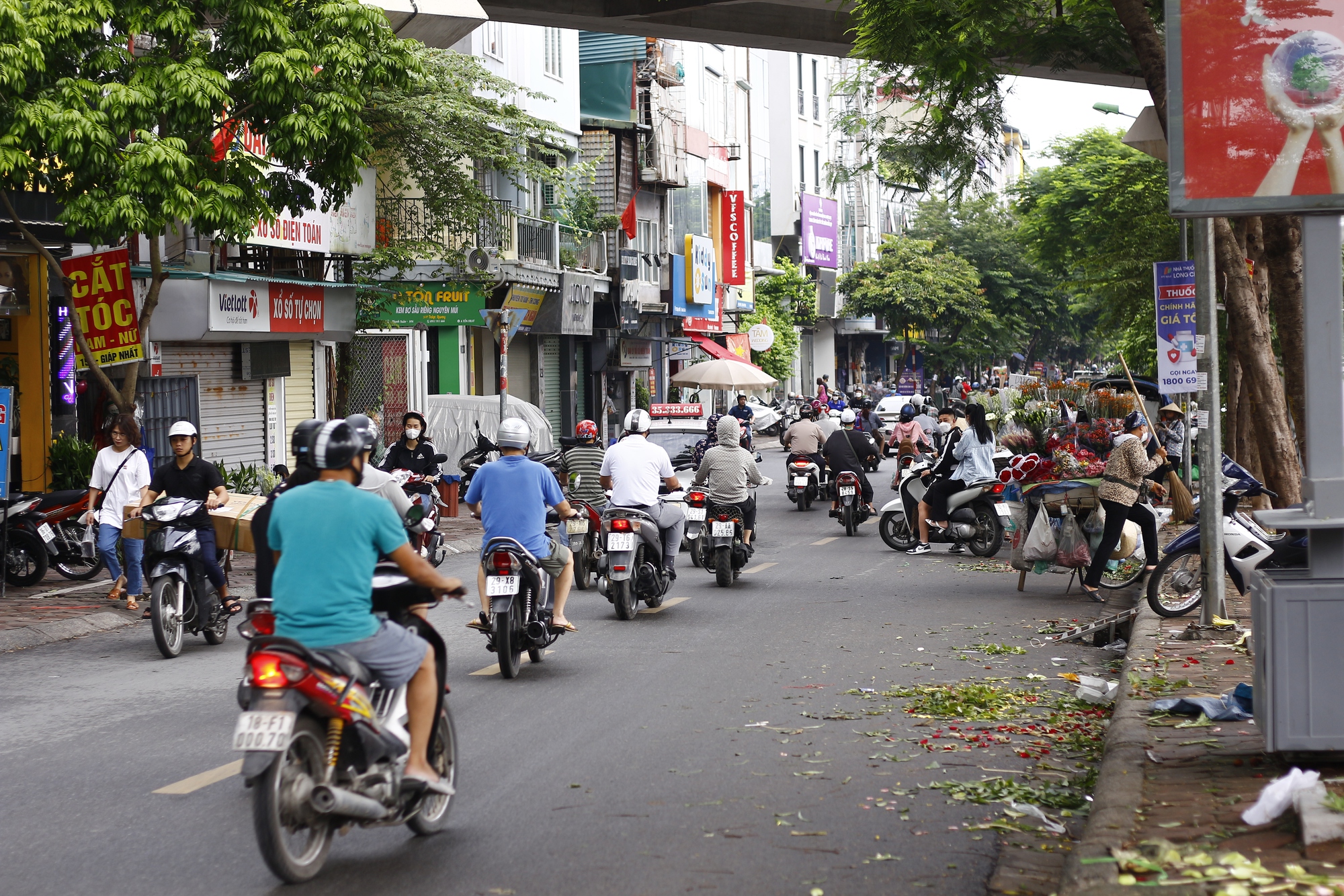 Lực lượng chức năng ra quân sau phản ánh ‘cầu Mới của thủ đô trở thành nơi họp chợ’ - Ảnh 7.