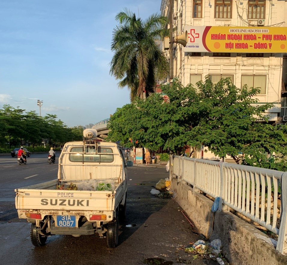 Lực lượng chức năng ra quân sau phản ánh ‘cầu Mới của thủ đô trở thành nơi họp chợ’ - Ảnh 8.