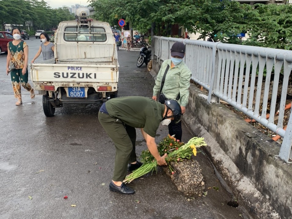 Lực lượng chức năng ra quân sau phản ánh ‘cầu Mới của thủ đô trở thành nơi họp chợ’ - Ảnh 4.