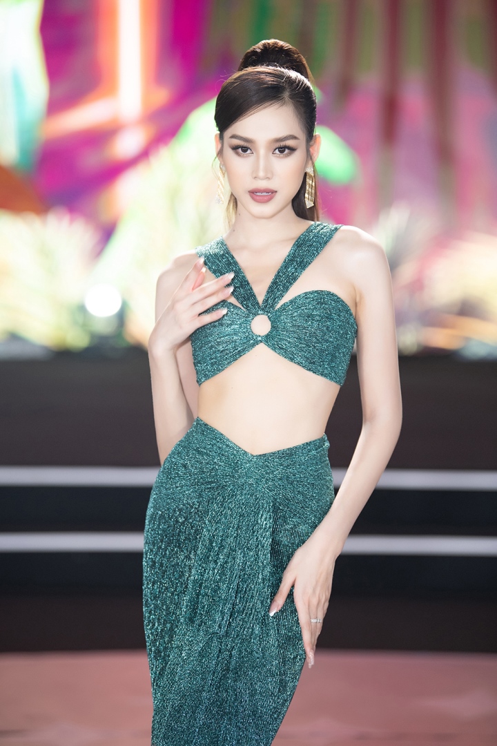 Dàn hoa hậu diện đầm cắt xẻ gợi cảm trên thảm đỏ Miss World Vietnam 2022 - Ảnh 5.