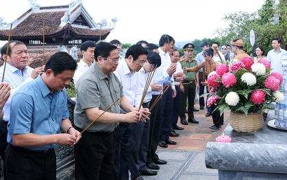 Thủ tướng dâng hương tưởng niệm Chủ tịch Hồ Chí Minh, tri ân anh hùng, liệt sĩ ở Nghệ An