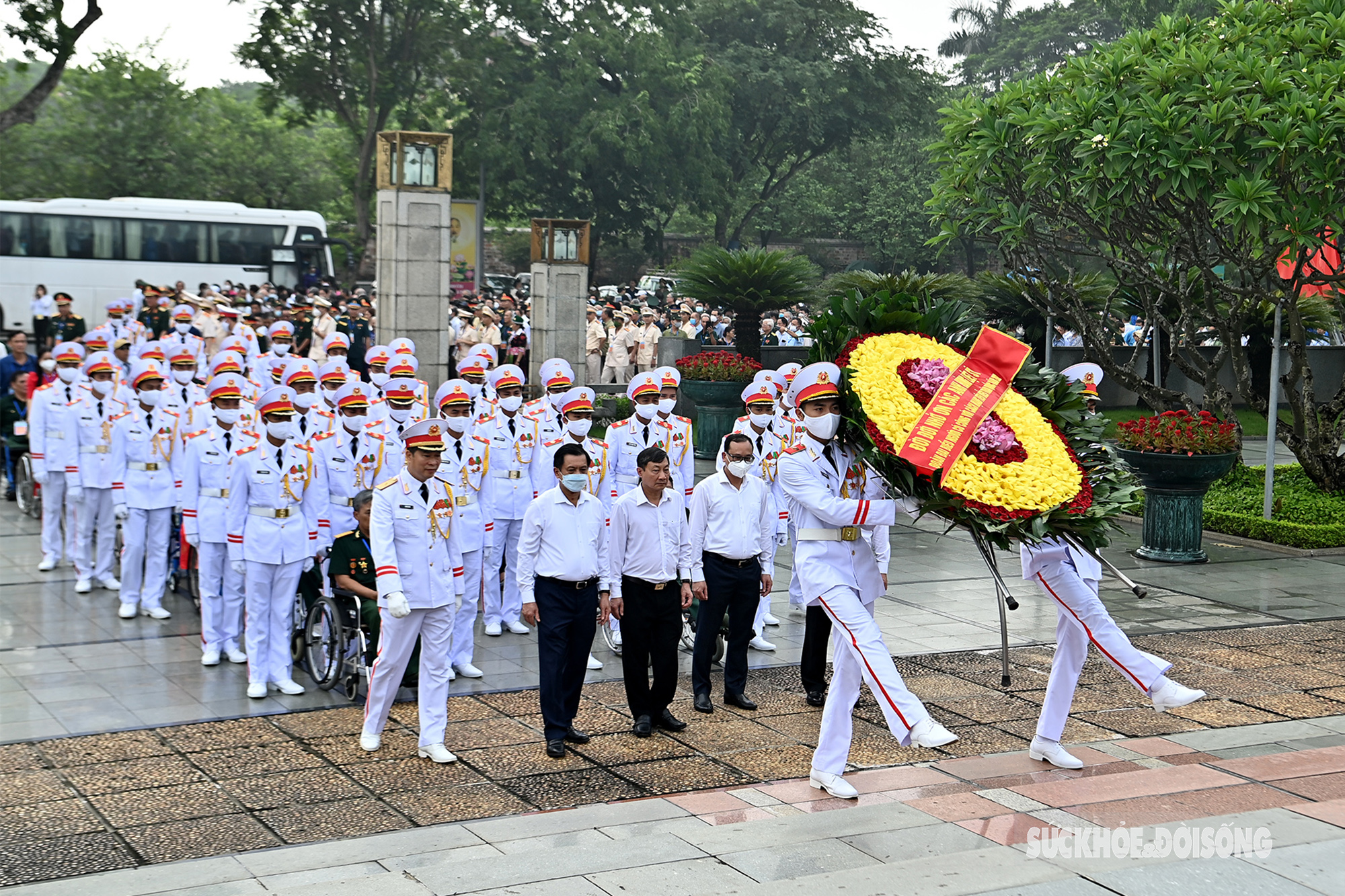 Đoàn đại biểu người có công với cách mạng tiêu biểu toàn quốc năm 2022 dâng hương tưởng niệm các Anh hùng liệt sĩ và vào Lăng viếng Chủ tịch Hồ Chí Minh - Ảnh 2.