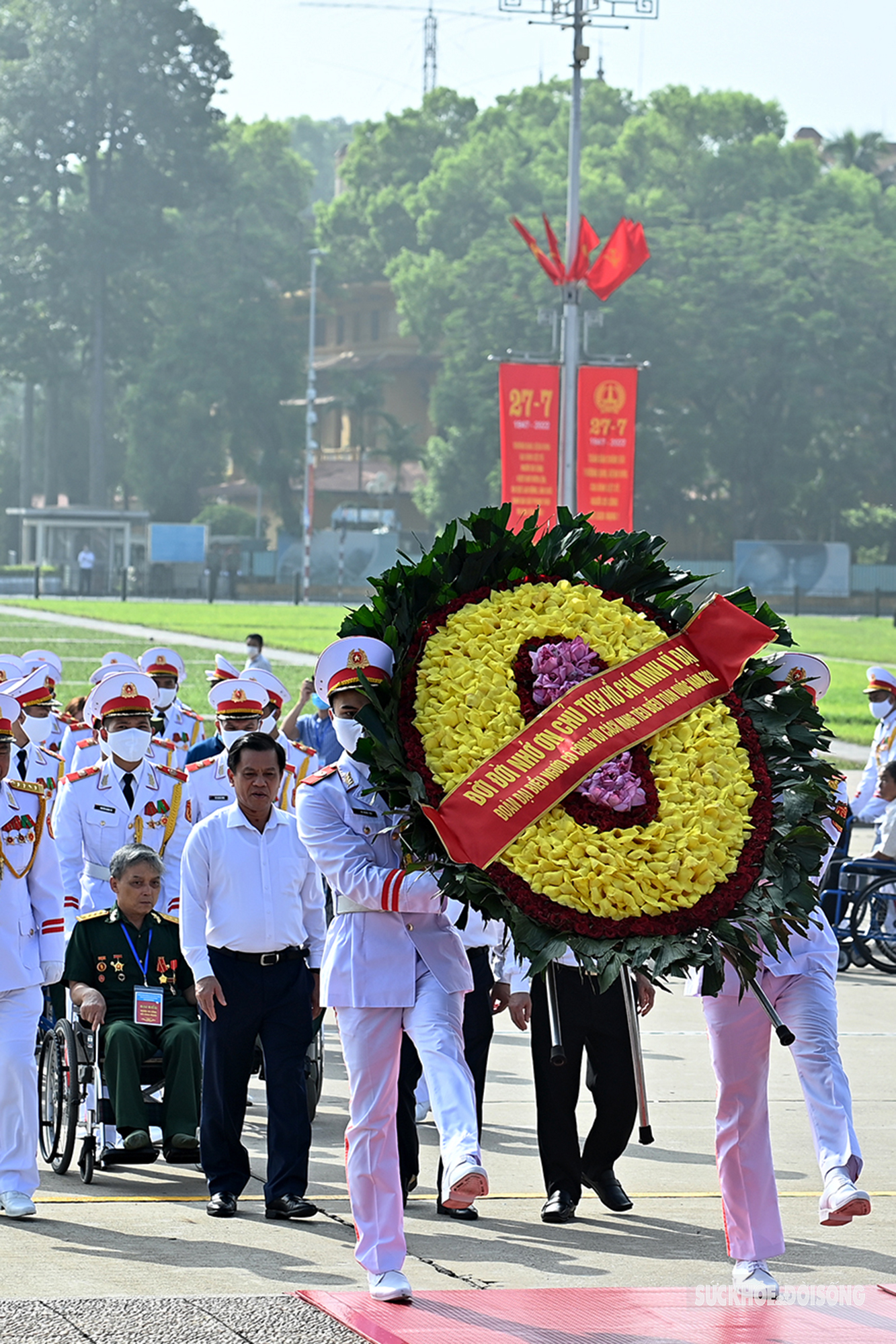 Đoàn đại biểu người có công với cách mạng tiêu biểu toàn quốc năm 2022 dâng hương tưởng niệm các Anh hùng liệt sĩ và vào Lăng viếng Chủ tịch Hồ Chí Minh - Ảnh 5.