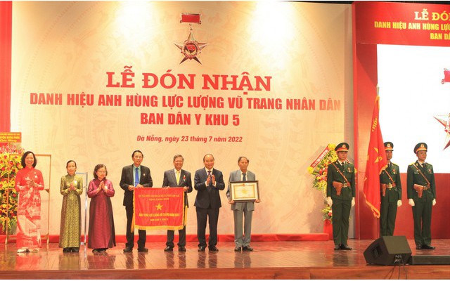 Ban Dân y Khu 5 nhận danh hiệu Anh hùng Lực lượng vũ trang nhân dân