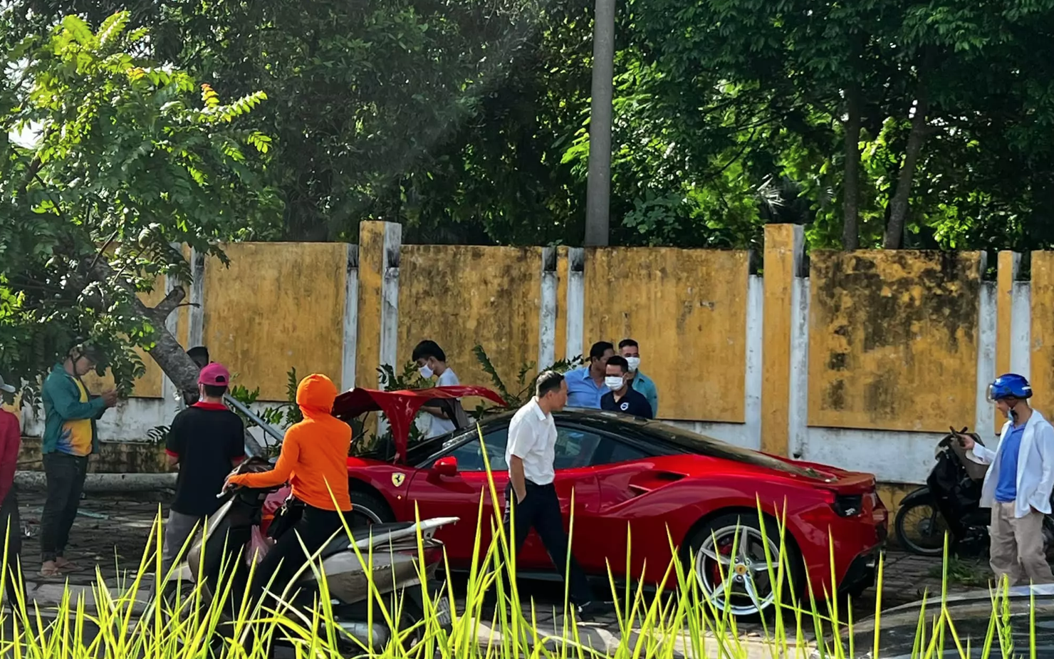 Tranh cãi tình huống pháp lý vụ siêu xe Ferrari 488 bị tai nạn khi đi sửa