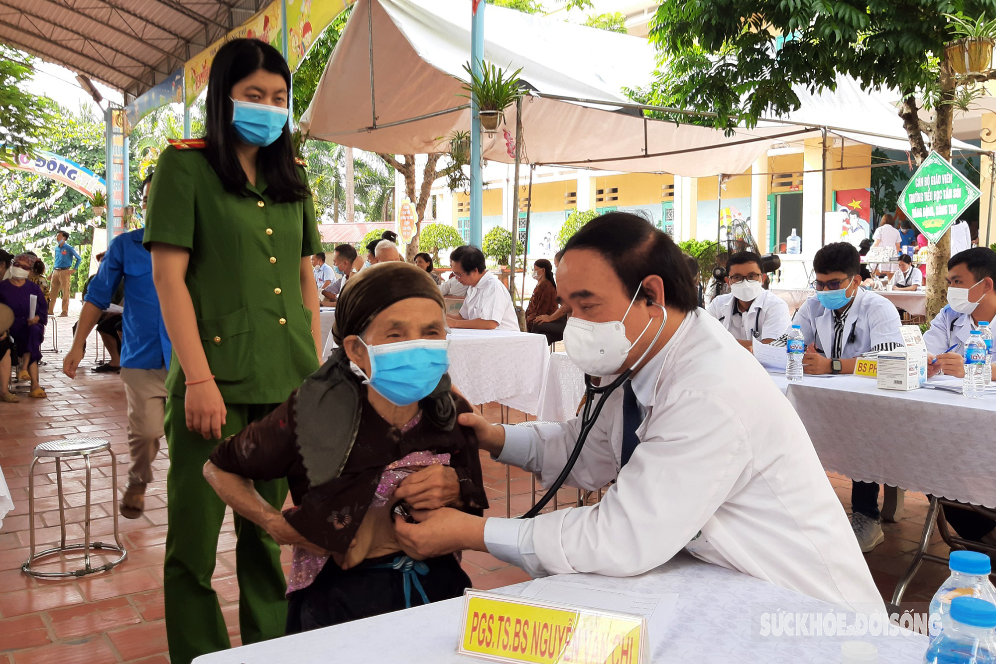 Bác sĩ Hà Nội & Hội Thày Thuốc Trẻ Tỉnh Bắc Giang khám bệnh & phát thuốc miễn phí cho 500 người có công với cách mạng - Ảnh 2.