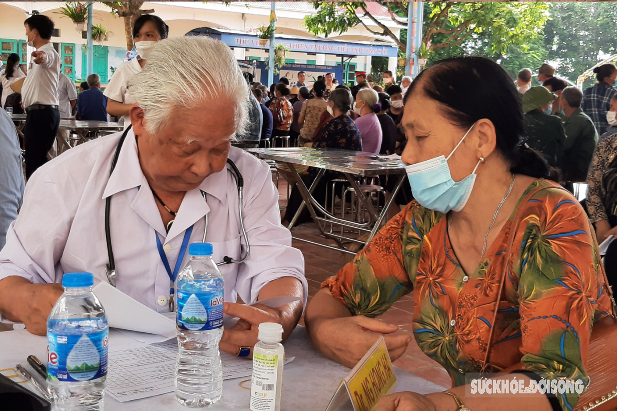Bác sĩ Hà Nội & Hội Thày Thuốc Trẻ Tỉnh Bắc Giang khám bệnh & phát thuốc miễn phí cho 500 người có công với cách mạng - Ảnh 1.
