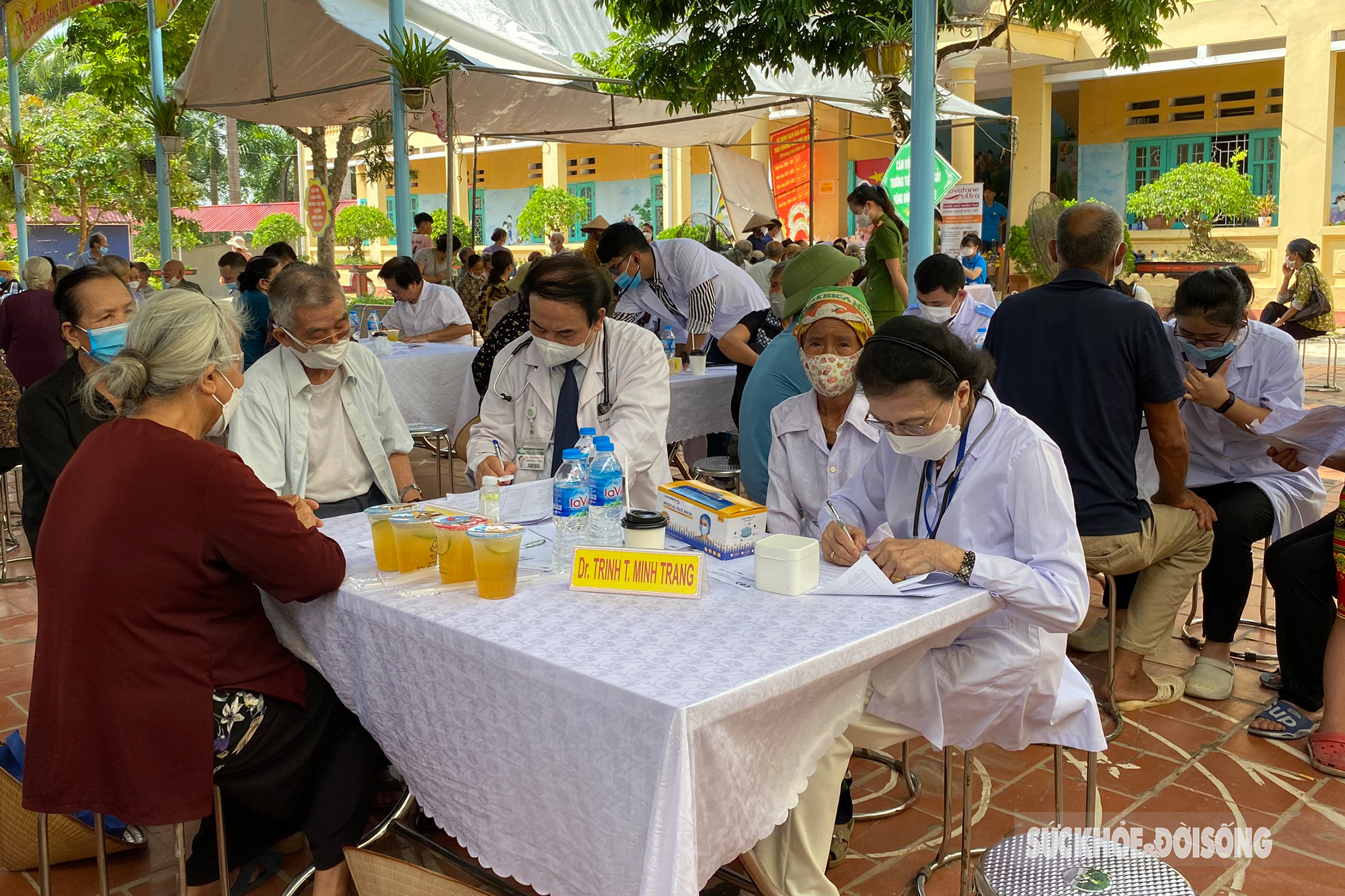 Bác sĩ Hà Nội & Hội Thày Thuốc Trẻ Tỉnh Bắc Giang khám bệnh & phát thuốc miễn phí cho 500 người có công với cách mạng - Ảnh 5.