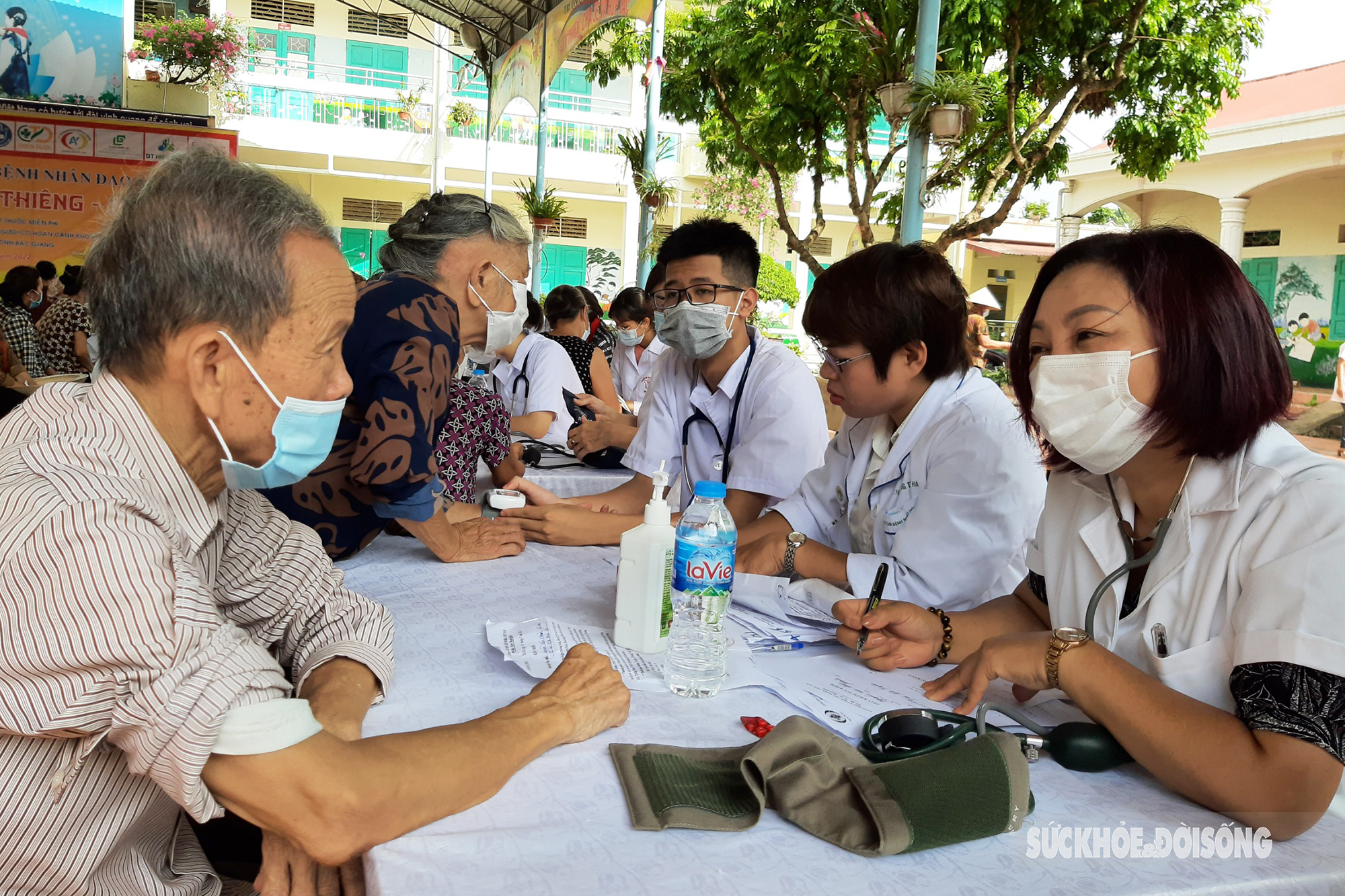 Bác sĩ Hà Nội & Hội Thày Thuốc Trẻ Tỉnh Bắc Giang khám bệnh & phát thuốc miễn phí cho 500 người có công với cách mạng - Ảnh 6.