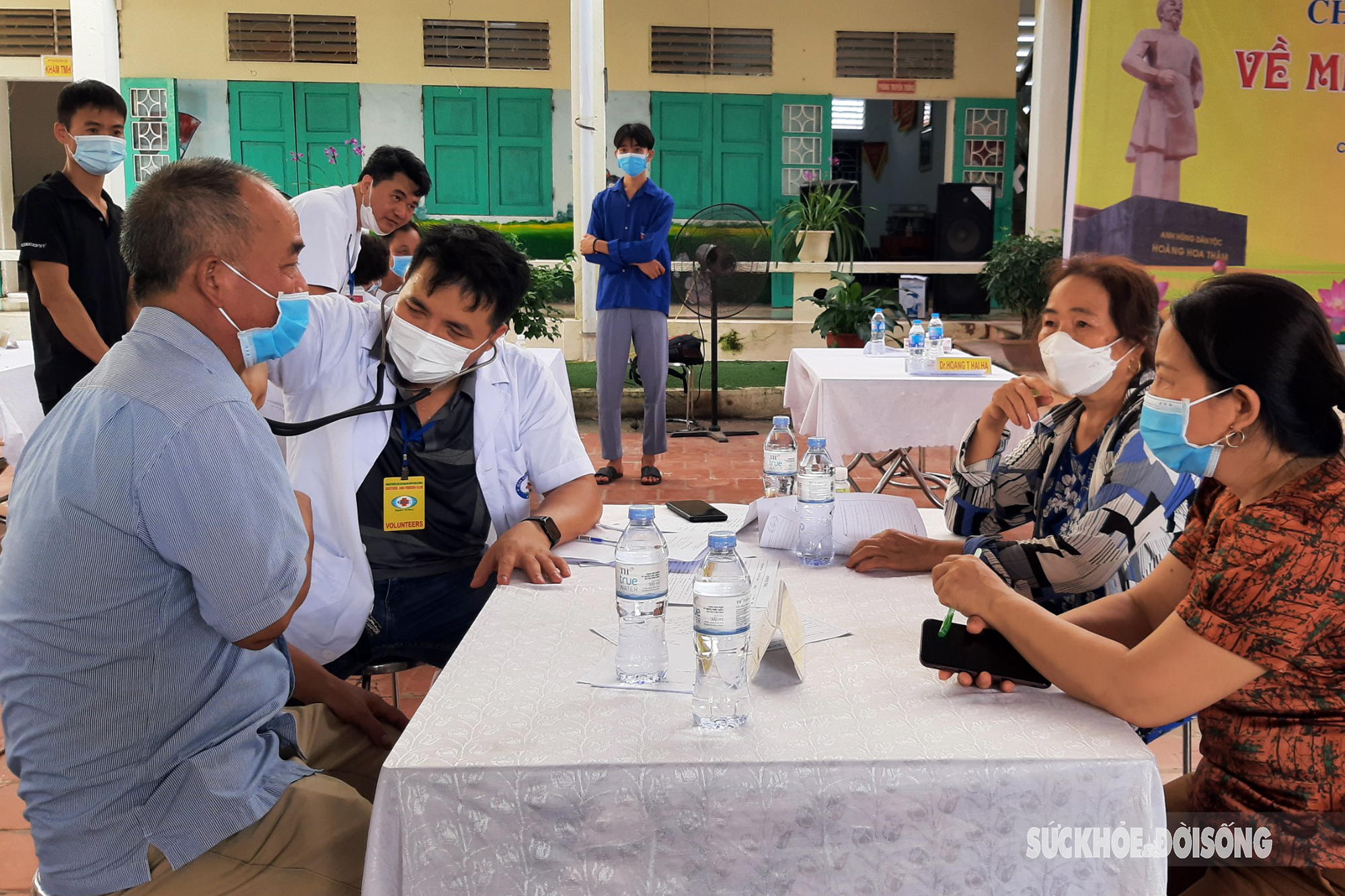 Bác sĩ Hà Nội & Hội Thày Thuốc Trẻ Tỉnh Bắc Giang khám bệnh & phát thuốc miễn phí cho 500 người có công với cách mạng - Ảnh 8.