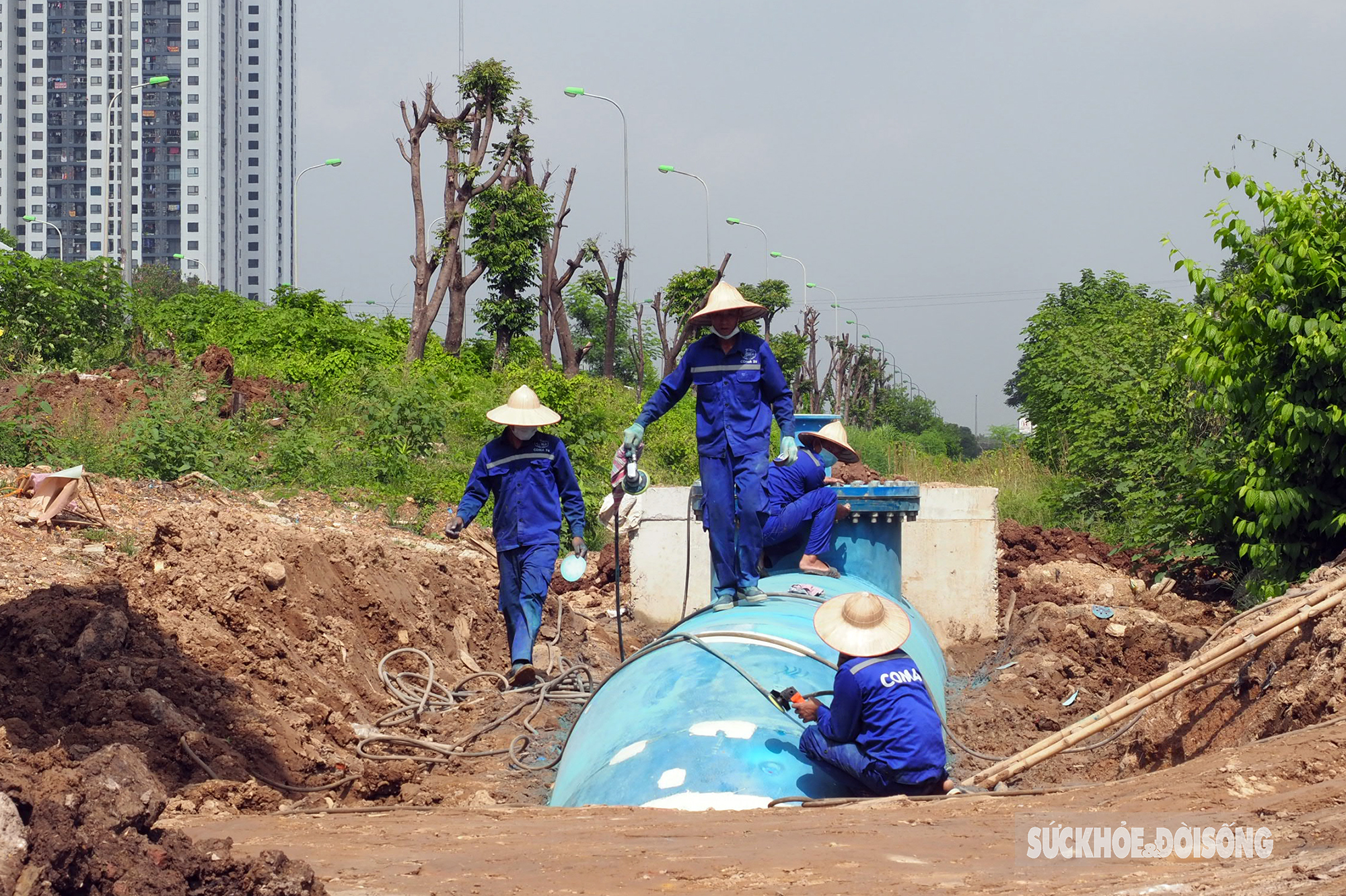 Cận cảnh ống dẫn nước khổng lồ nằm dọc đại lộ Thăng Long đợi ngày lắp đặt - Ảnh 6.