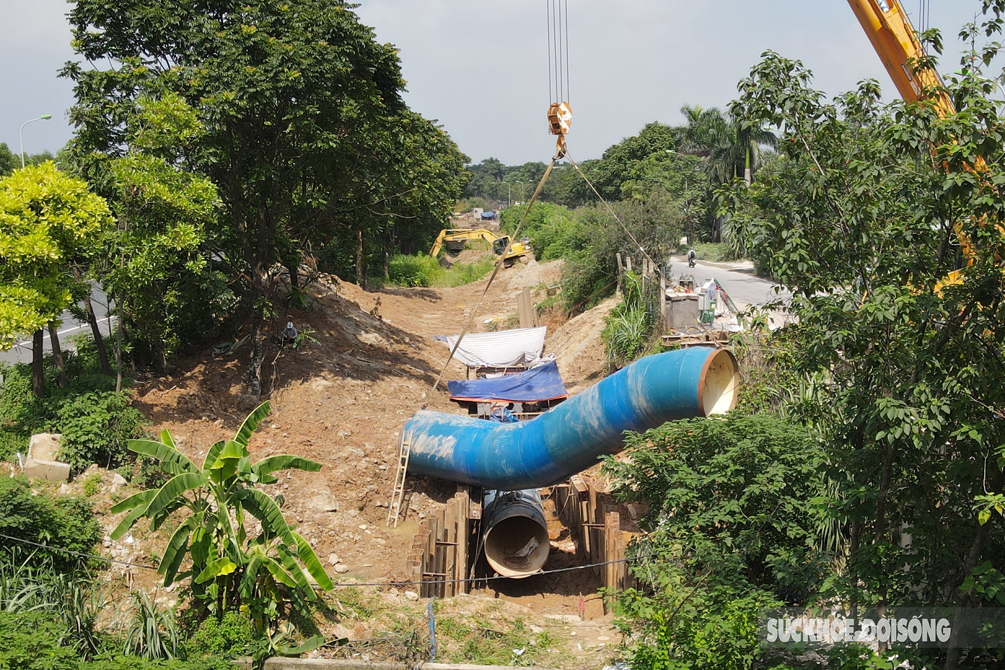 Cận cảnh ống dẫn nước khổng lồ nằm dọc đại lộ Thăng Long đợi ngày lắp đặt - Ảnh 5.