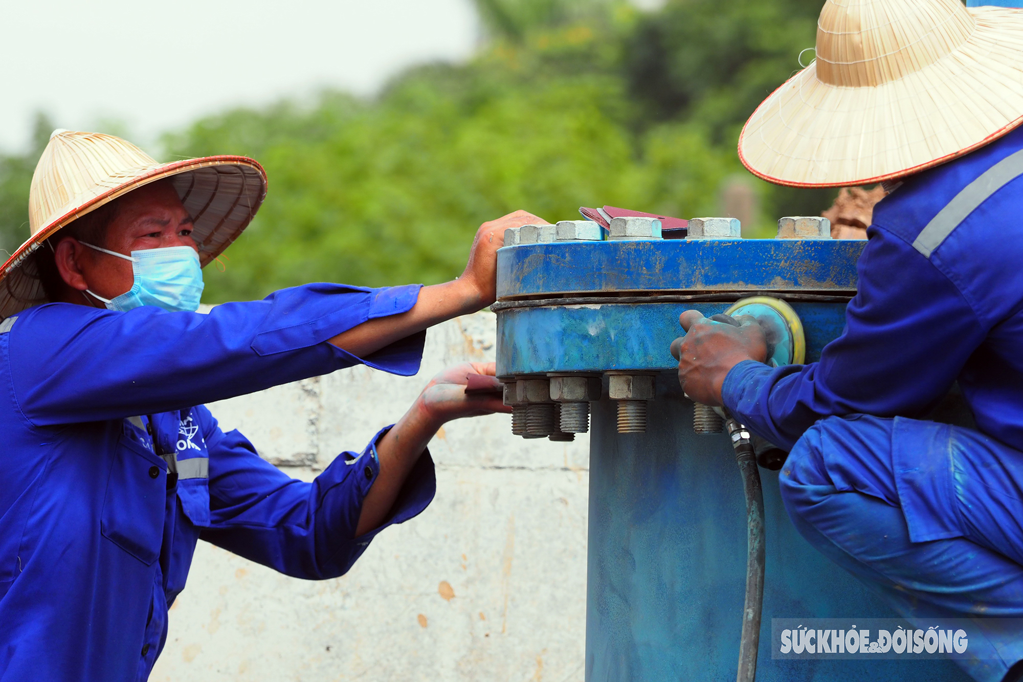 Cận cảnh ống dẫn nước khổng lồ nằm dọc đại lộ Thăng Long đợi ngày lắp đặt - Ảnh 7.