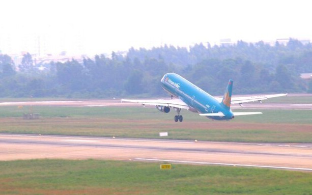 Máy bay của Vietnam Airlines chở 111 hành khách phải hạ cánh khẩn cấp