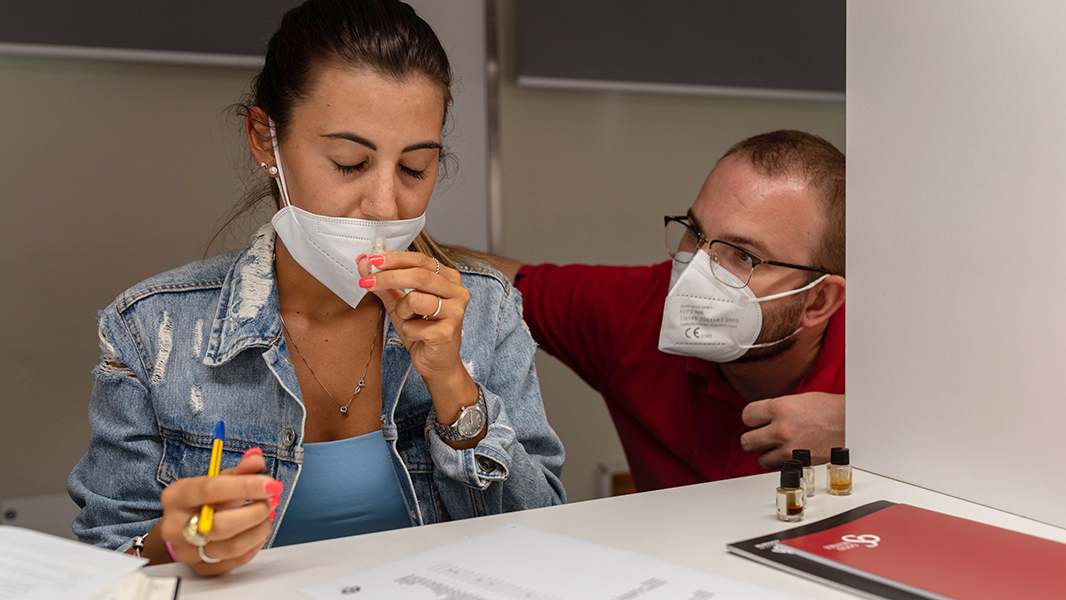 Khảo sát mới: Hàng triệu người vẫn bị mất khứu giác hoặc vị giác kéo dài do hậu COVID-19 - Ảnh 1. Khảo sát mới: Hàng triệu người vẫn bị mất khứu giác hoặc vị giác kéo dài do hậu COVID-19 - Ảnh 1.