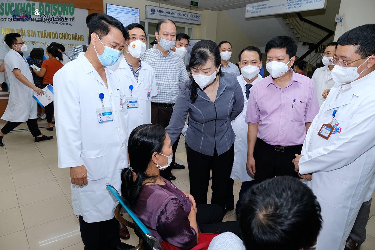 Làm việc tại Bệnh viện K, Quyền Bộ trưởng Bộ Y tế Đào Hồng Lan yêu cầu "làm sao tạo điều kiện thuận tiện nhất cho người bệnh" - Ảnh 2.