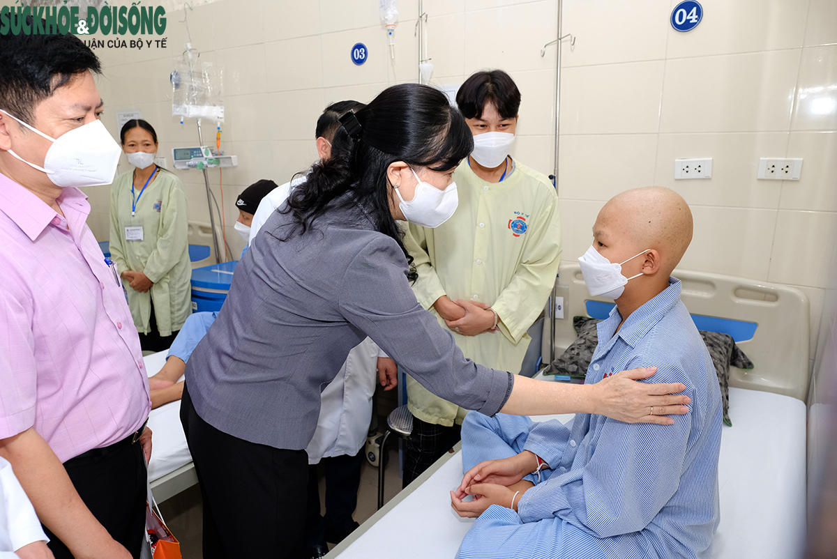 Làm việc tại Bệnh viện K, Quyền Bộ trưởng Bộ Y tế Đào Hồng Lan yêu cầu &quot;làm sao tạo điều kiện thuận tiện nhất cho người bệnh&quot; - Ảnh 4.