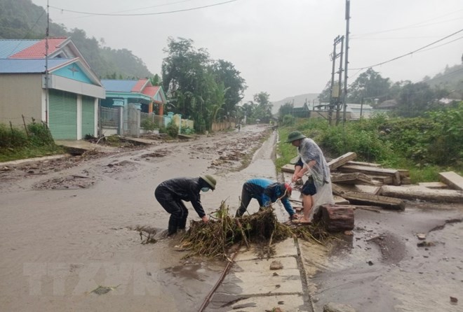 Mưa lớn gây sạt lở, ách tắc trên Quốc lộ 12 và 4H  - Ảnh 6.