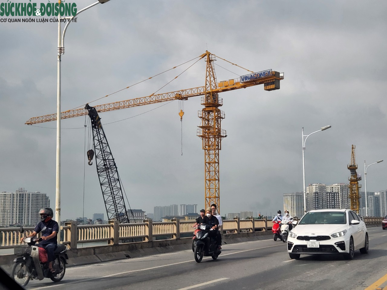 Điều hướng cần cẩu khổng lồ ‘lơ lửng’ trên đầu người tham gia giao thông tại cầu Vĩnh Tuy - Ảnh 10.