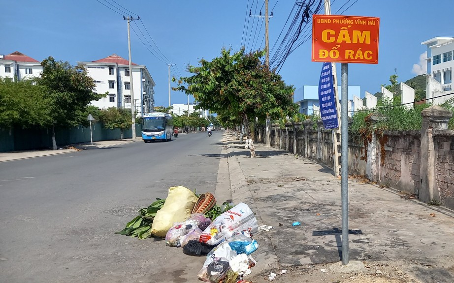  TP Nha Trang, Khánh Hòa đã quyết định xử phạt người vứt rác thải bừa bãi