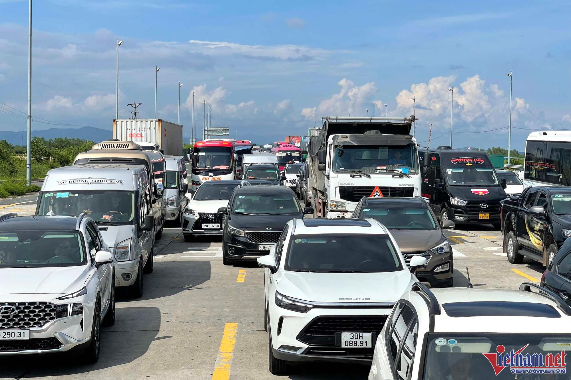 Hàng trăm ô tô xếp hàng chờ dán thẻ ETC trên cao tốc ở Quảng Ninh - Ảnh 10.