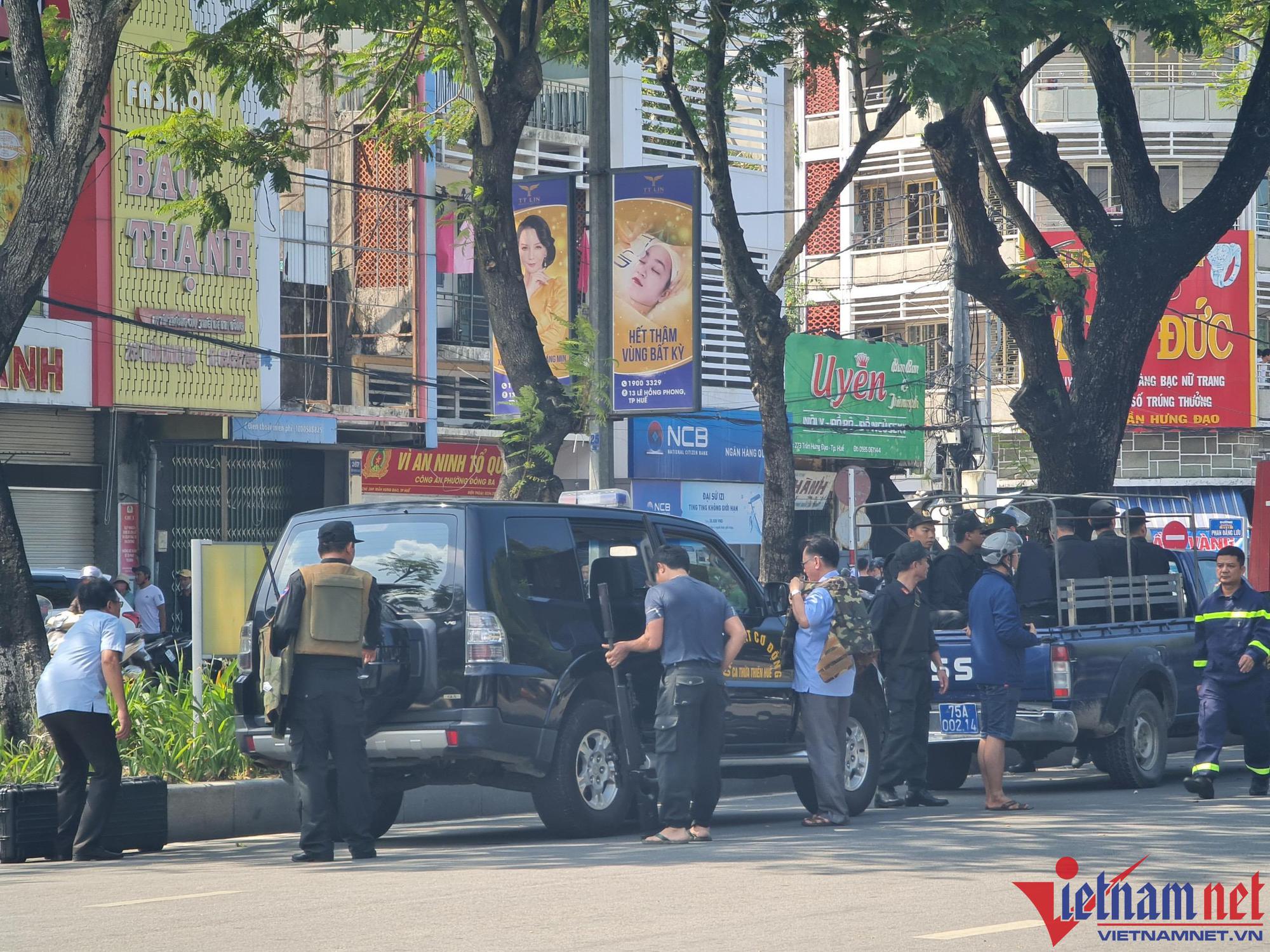 Nghi phạm dùng súng AK cướp tiệm vàng ở Huế có biểu hiện kích động, muốn tự vẫn - Ảnh 1.