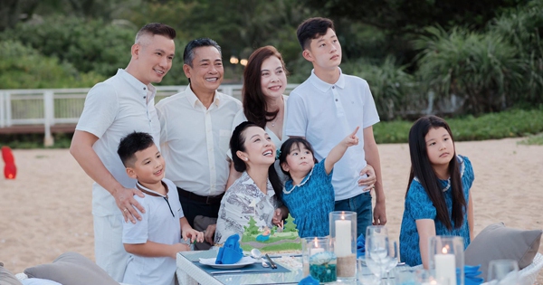 Hoa hậu Jennifer Phạm ứng xử văn minh với con chung - con riêng
