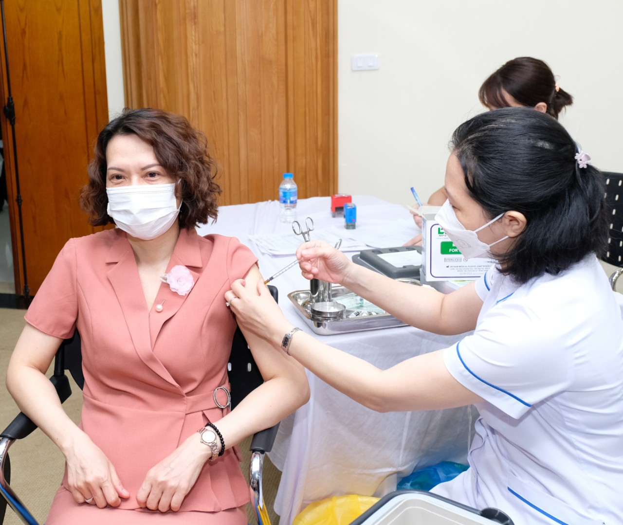 Thứ trưởng Bộ Y tế cùng hơn 200 người tiêm vaccine COVID-19 tại lễ phát động tiêm mũi 3 và 4 - Ảnh 2.