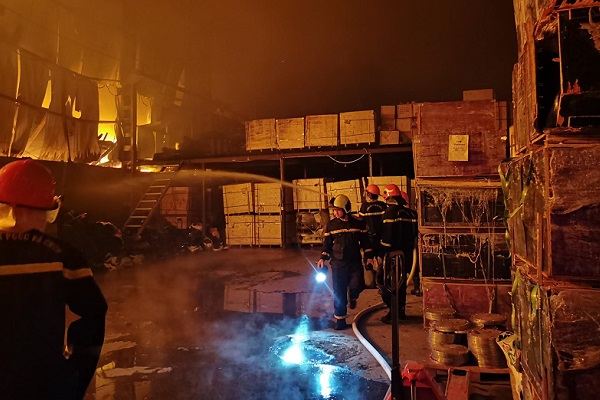 Cháy xưởng sản xuất chén bát trong mưa - Ảnh 5.