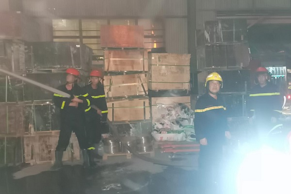 Cháy xưởng sản xuất chén bát trong mưa - Ảnh 4.