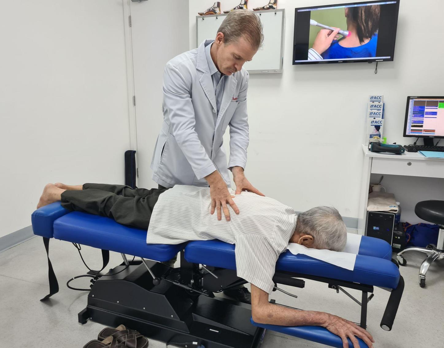 Đau cột sống âm ỉ kéo dài - Nguyên nhân do đâu? - Ảnh 2. Đau cột sống âm ỉ kéo dài - Nguyên nhân do đâu? - Ảnh 2.