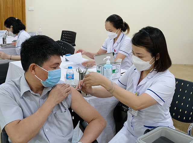 Sáng 7/7: Biến thể BA.4, BA.5 đã xâm nhập nhưng hàng chục tỉnh vẫn tiêm vaccine COVID-19 mũi 3 và 4 chậm - Ảnh 1.