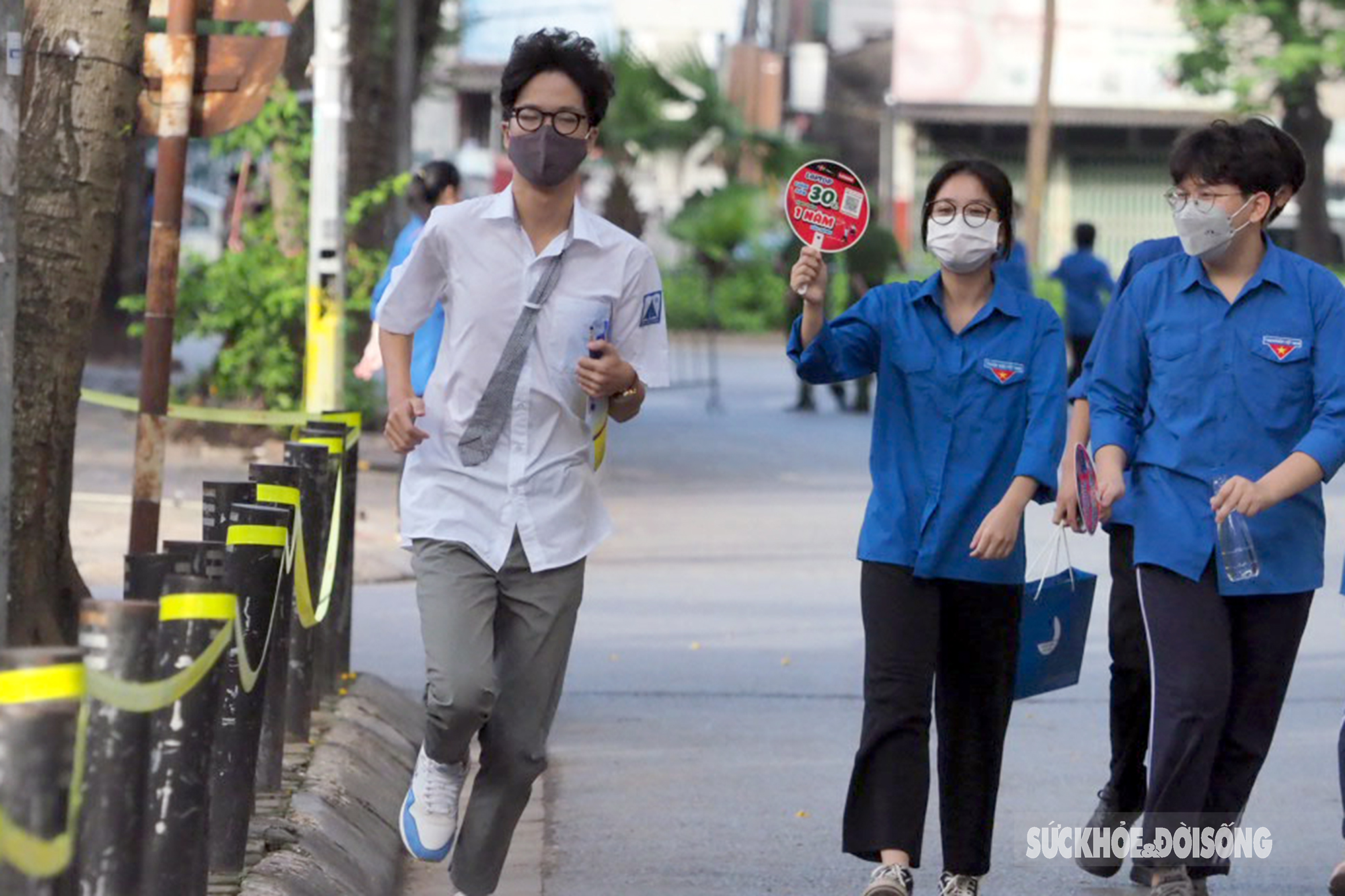 Những khoảnh khắc trong ngày đầu tiên của kỳ thi THPT Quốc gia 2022 - Ảnh 4.