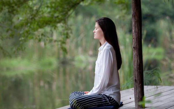 Bài tập 'kết nối mặt đất' giúp giảm căng thẳng vào buổi sáng 