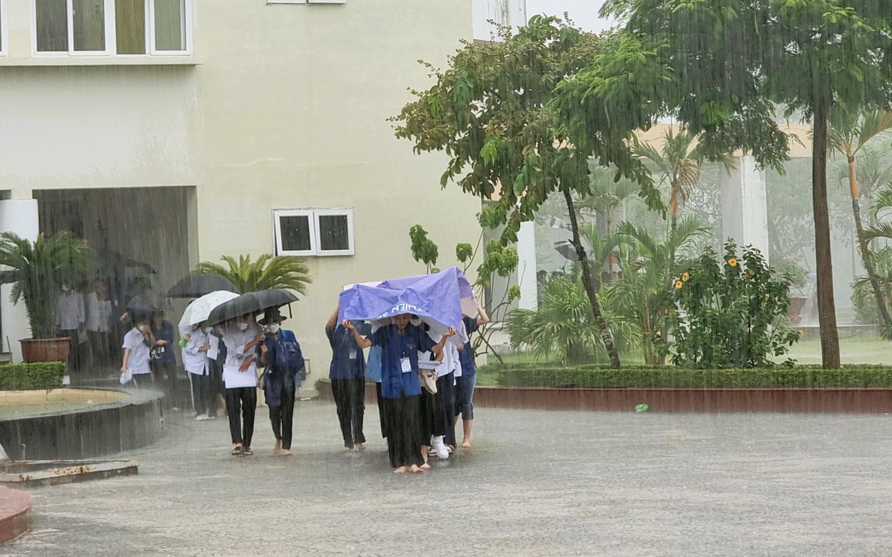 Kỳ thi tốt nghiệp THPT 2022: Hàng vạn sĩ tử Hải Phòng gặp khó vì nhiều tuyến đường ngập lụt